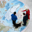 Neste post på programmet: Klimaseminar på Naturhistorisk museum. Et stort gulvkart over nordområdene er en del av museets arktis-utstilling. Foto: Lise Åserud, NTB scanpix